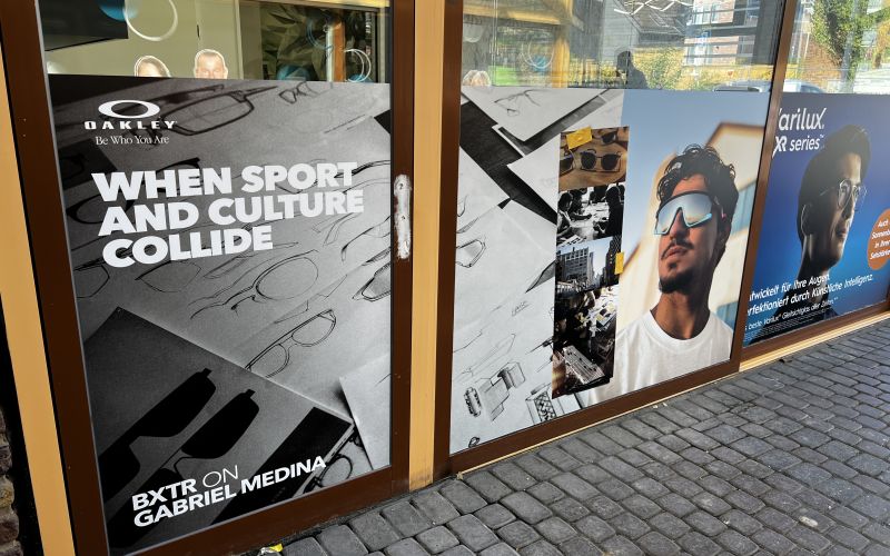 OAKLEY Werbung auf Fensterfolien