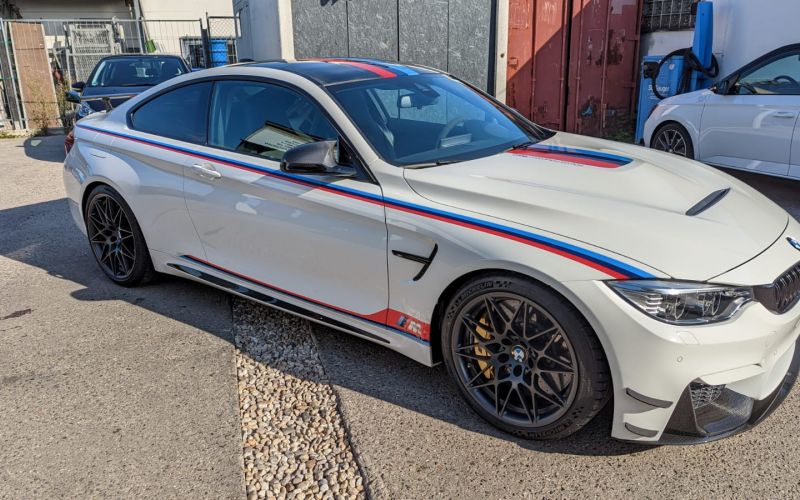 BMW M4 mit Dekorstreifen und Lackschutzfolie